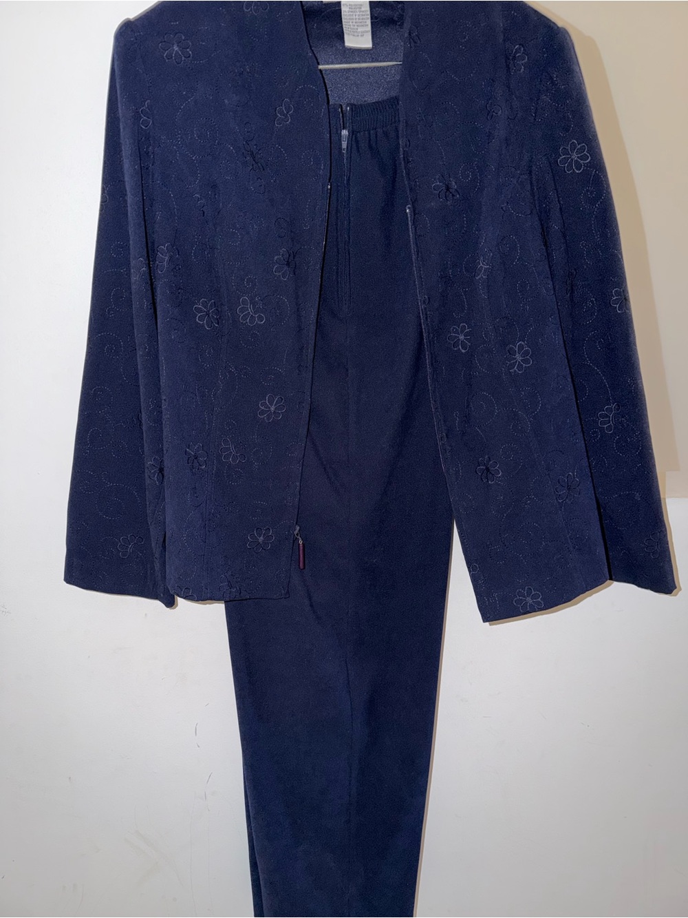 Sag Harbor Stretch 2 Pc Pant Suit Set Women’s 16P Navy Floral Embroidered set